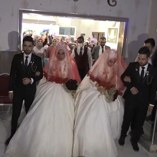 İkiz kardeşler kendileri gibi tek yumurta ikizi kardeşlerle evlendi