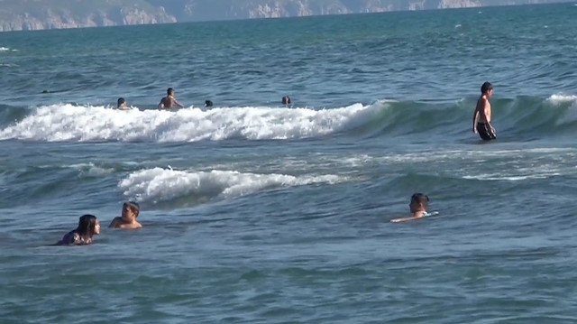 Hafta sonu çok sayıda vatandaş Samandağ sahilinde yüzmeye devam etti.