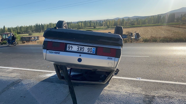 Otomobil sürücüsü taklalar atıp, ters dönen otomobilden şans eseri yaralı çıkarken, kazanın ardından Tofaş marka otomobil hurdaya döndü.