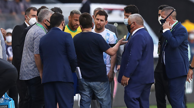 Brezilya-Arjantin maçı yaşanan olaylar nedeniyle askıya alındı.
