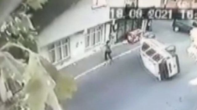 Takla atarak üzerine doğru gelen araçtan kıl payı kurtuluş kamerada