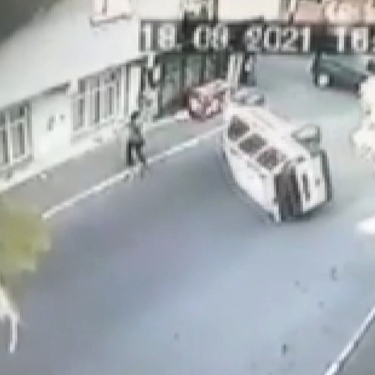 Takla atarak üzerine doğru gelen araçtan kıl payı kurtuluş kamerada