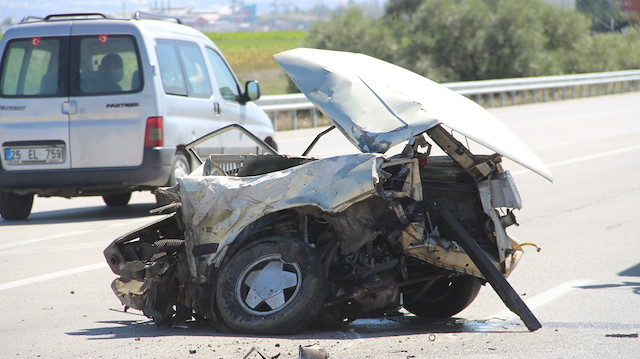 Erzurum'd meydana gelen trafik kazasında, bir otomobil ortadan ikiye bölündü. 