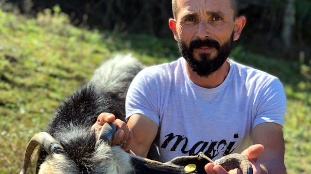 ​Zonguldak'ın Kozlu ilçesinde çiftçi Hamit Duyar'ın (38) 3 boynuzlu keçisi görenleri şaşırtıyor. 