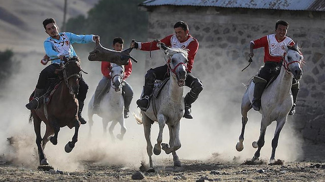 القرغيز يحيون رياضة الفروسية "كوك بورو" التراثية شرقي تركيا