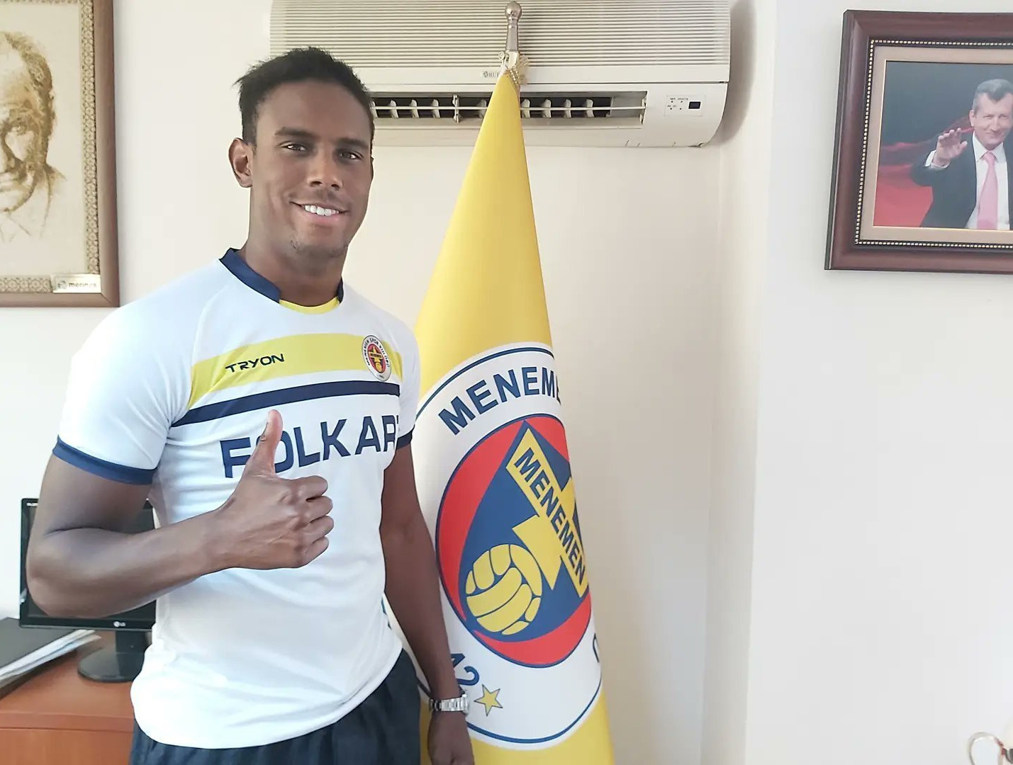 Menemenspor formasıyla poz verdi.