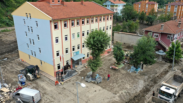 Sel felaketinin yaşandığı Kastamonu'nun Bozkurt ilçesindeki okullarda yüz yüze eğitimin başlaması için hazırlıklar sürüyor.