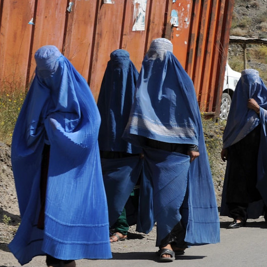 Taliban'dan burkalı kaçış: İngiliz askerleri kılık değiştirerek kaçtı