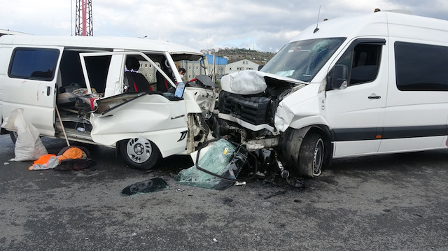 Kaza, servis minibüsünün öğrencileri okula bırakması sonrası meydana geldi.