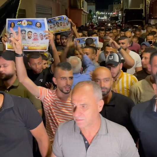 Filistinliler 6 tutuklunun İsrail hapishanesinden kaçışını tatlı dağıtarak kutladı