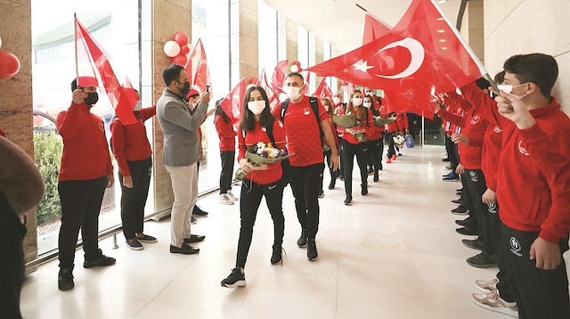 Milli kafileyi Ankara’da Esenboğa Havalimanı’nda yetkililer ve aileleri karşıladı. 