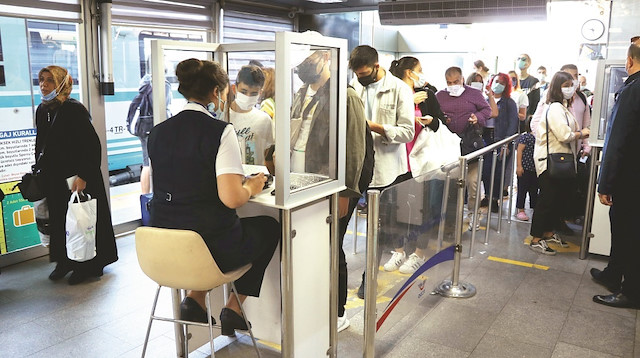 Gelen yolcular yetkililer tarafından test olmaları için hastanelere yönlendirilirken, hareket eden otobüslerde de yolcu sayısının az olduğu gözlendi.