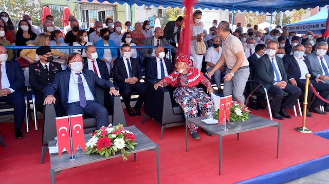 92 yaşındaki Ayşe Tülü adlı kadın, tören sırasında ödül vermek için Aydın Büyükşehir Belediye Başkanı Özlem Çerçioğlu sahneye davet edilince boşalan koltuğuna oturdu.