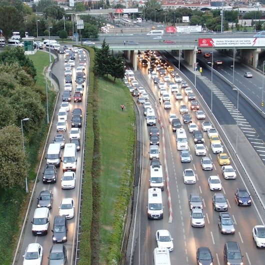 İstanbul’da servis araçları yola çıktı trafik erken saatlerde başladı