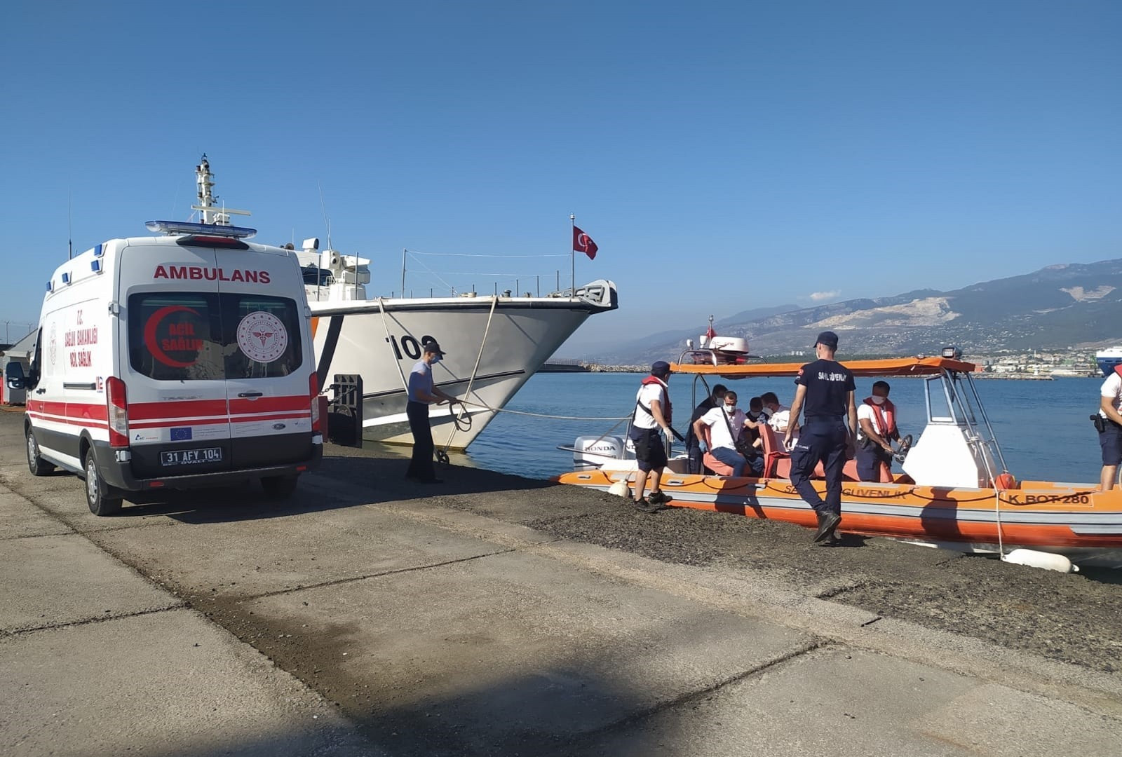 Rahatsızlanan gemi kaptanı Sahil Güvenliğe ait botla kıyıda bekleylen ambulansa görütürüldü.
