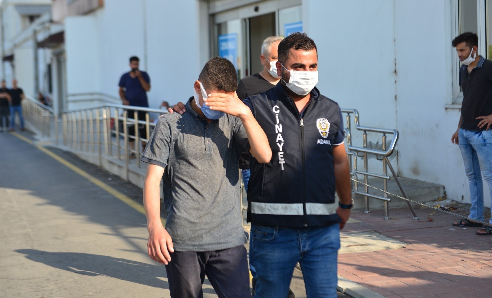 Yakalanan zanlılar gözaltına alındı.