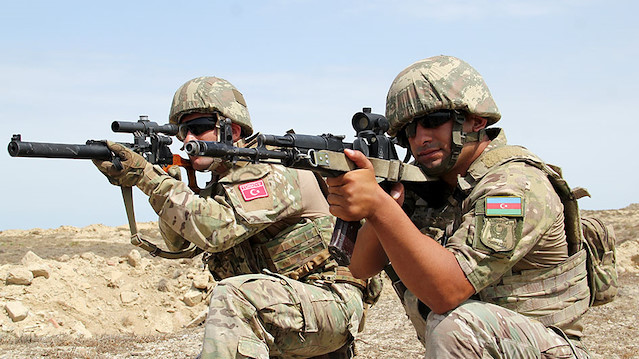 Azerbaycan Savunma Bakanlığından yapılan açıklamada, tatbikatta yer alan komandoların temsili düşmanın terör ve sabotaj gruplarını etkisiz hale getirilmesi ve geçici üslerini imha edilmesi görevlerini icra ettiği belirtildi.