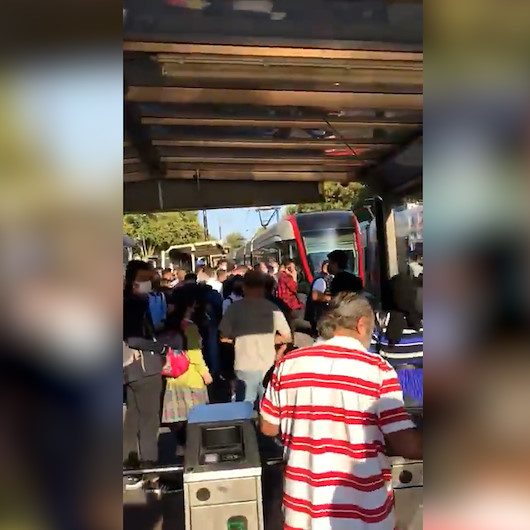 İstanbulda tramvaydaki arıza sebebiyle duraklarda yoğunluk yaşandı