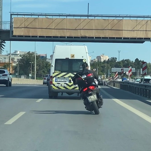 Ataşehirde sürücünün motosikletiyle tehlikeli dansı kamerada