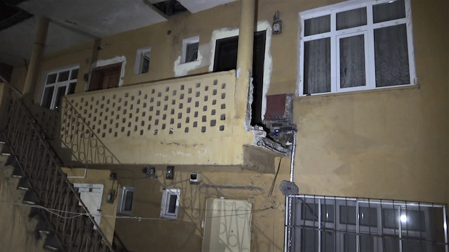 İki kişinin üç katlı binanın en üst katında yaslandıkları balkonun duvarı yıkıldı. 