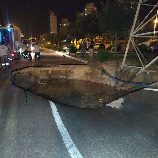 Adanada su borusu patlayınca yol çöktü
