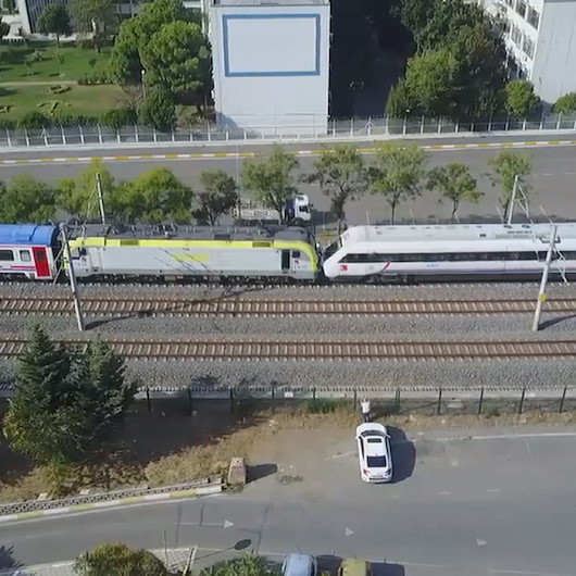Tuzlada facianın eşiğinden dönüldü: İki tren kafa kafaya geldi