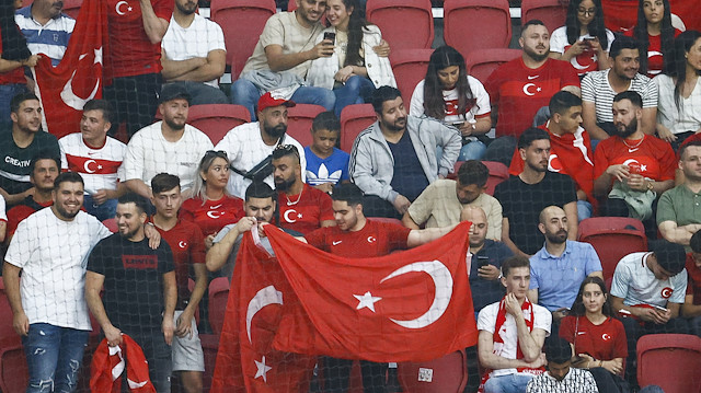Hollanda'daki Türk taraftarlar, milli takım oyuncularına tepki gösterdi.