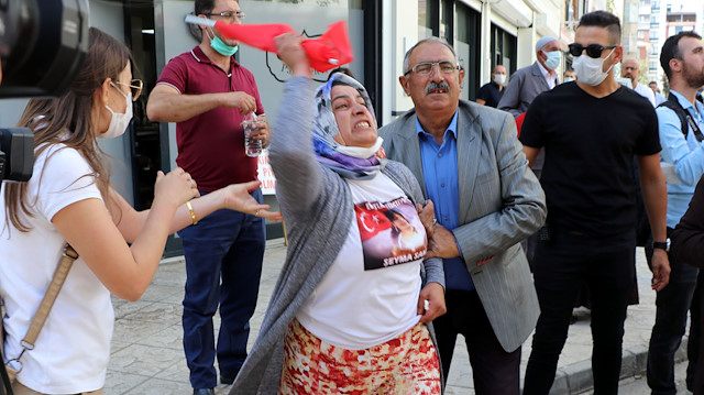 Van'da çocukları PKK'lı tarafından kaçırılan aileler, 20'nci haftada Cumhuriyet Caddesi'nde bir araya geldi. Aileler, ellerinde Türk bayrakları, çocuklarının fotoğrafları ve üzerinde 'Dağları kurtlara, kuşlara bırakın', 'Çocuklarımızı istiyoruz', 'Anneler nöbette', 'Artık yeter yakamızdan düşün', 'Çocuklarımız kimsenin piyonu olmayacak' yazılı dövizlerle yürüyüş yaptı. 