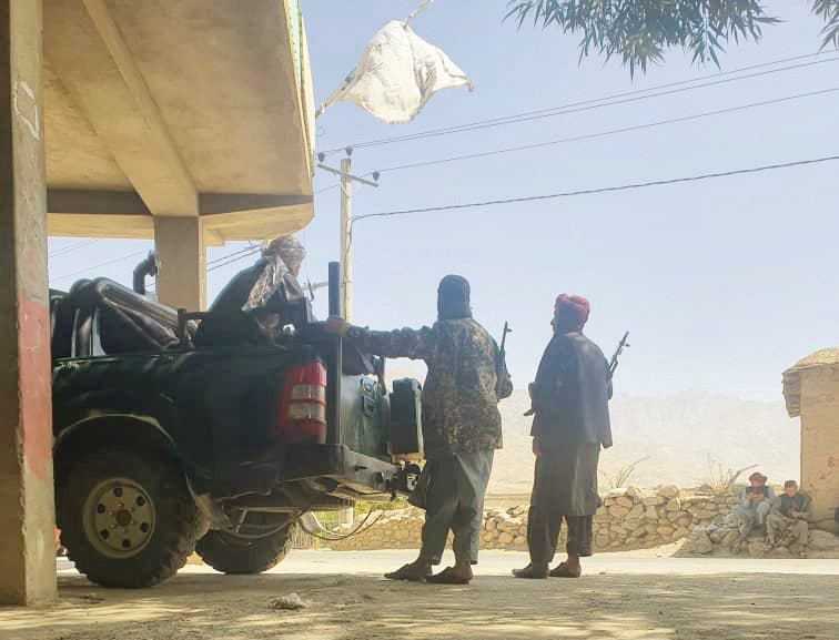 Taliban milisleri, şehirde sürekli devriye atıyor.