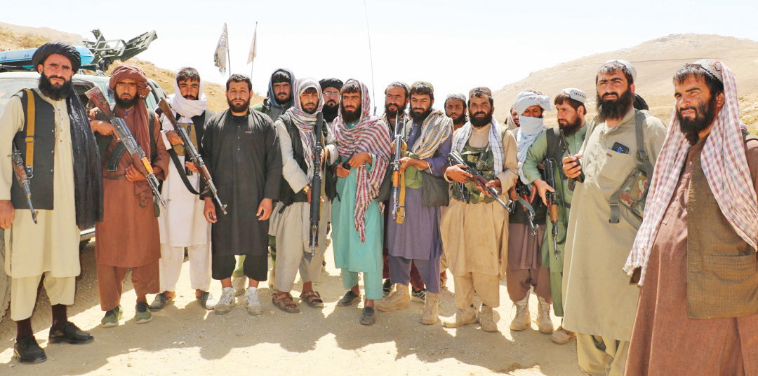 Şehre giriş ve çıkışlara izin verilmezken giriş ve çıkışlarda Taliban milisleri görev yapıyor.