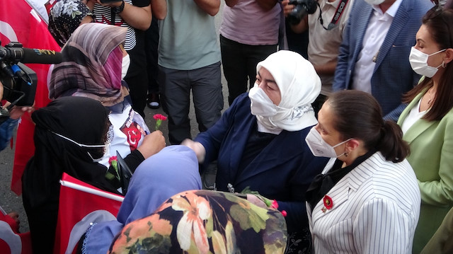 Semiha Yıldırım, Diyarbakır'da evlat nöbeti tutan ailelerle bir araya geldi.
