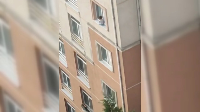Başakşehir'de yürekleri ağza getiren olay: Küçük çocuk pencerenin dışındaki mermere oturdu