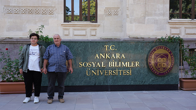 Emekli imam Murat Keleş, oğluyla birlikte üniversiteye kayıt yaptırdı. 