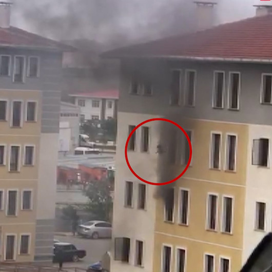Önce 2 yaşındaki kızını ardından kendisini pencereden aşağı atarak kurtardı