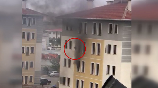Önce 2 yaşındaki kızını ardından kendisini pencereden aşağı atarak kurtardı