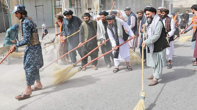 Kandahar Belediyesi öncülüğünde 16 ilçe belediye başkanı, yardımcıları, gazeteciler, STK temsilcileri ve bölge halkıyla şehir temizliği yaptı.