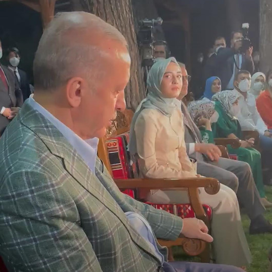 Cumhurbaşkanı Erdoğan Erdem Bayazıtın şiirini dinlediği esnada gözyaşlarını tutamadı