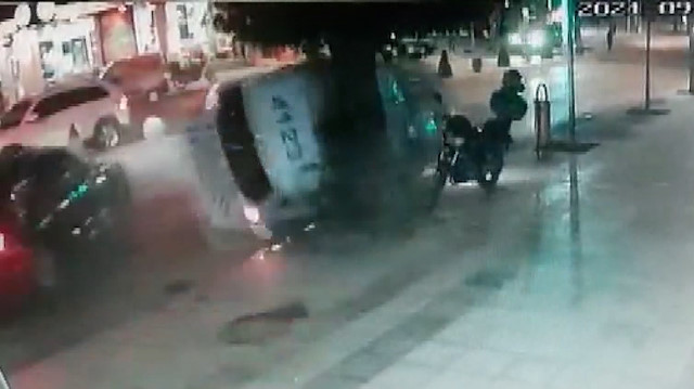 'Dur' ihtarına uymayan aracı kovalayan polis otosu ağaca çarparak devrildi