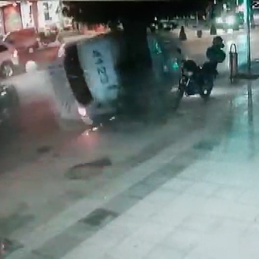 Dur ihtarına uymayan aracı kovalayan polis otosu ağaca çarparak devrildi