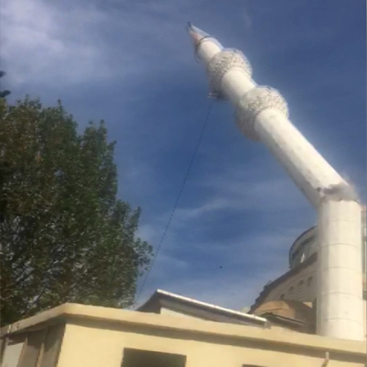Küçükçekmecede yenilenecek olan camiinin minaresi çelik halat yardımıyla devrildi