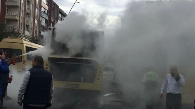 İETT otobüsünden yükselen dumanlar büyük paniğe neden oldu.