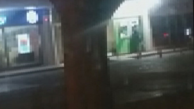 Konya'da taşla banka ATM'sini parçalayan şahıs kamerada