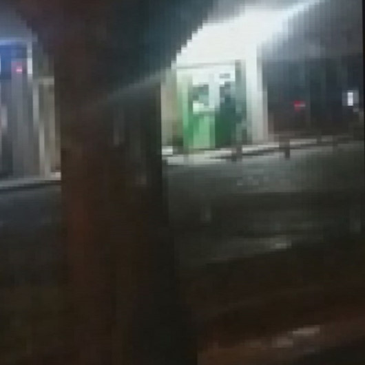 Konyada taşla banka ATMsini parçalayan şahıs kamerada