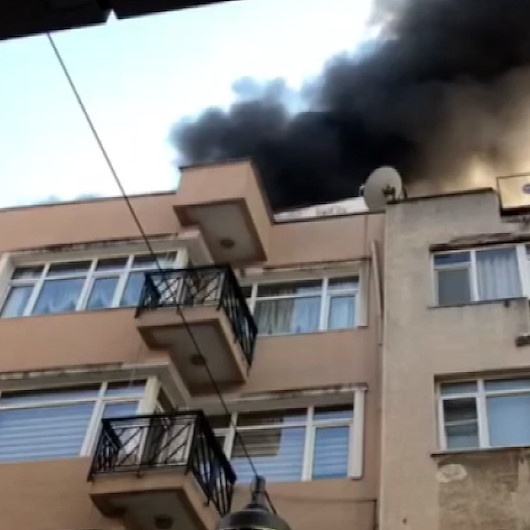 Pendik’te 5 katlı binada çatı yangını