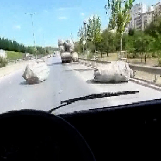 Aşırı yüklü kamyonetten düşen çuvallar sürücülere zor anlar yaşattı