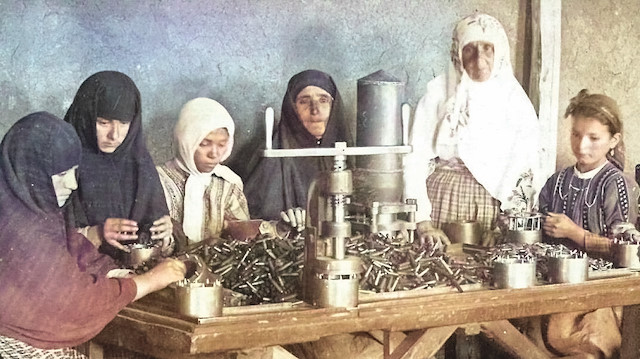 Çarşaflı Türk kadınları Kurtuluş Savaşı'nın her safhasında mücadeleye omuz verdi.
