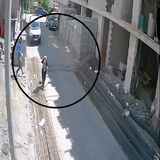 Çorumda yolda yürürken üzerine demir düşen kadın ölümden döndü