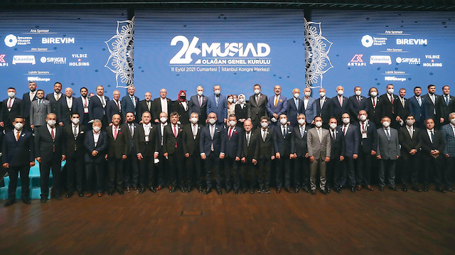 Harbiye'deki İstanbul Kongre Merkezi'nde gerçekleştirilen MÜSİAD 26. Olağan Genel Kurulu, pandemi önlemleri altında yapıldı. Bakanların da büyük ilgi gösterdiği toplantıda maske ve mesafe kuralı sıkı bir şekilde uygulandı.