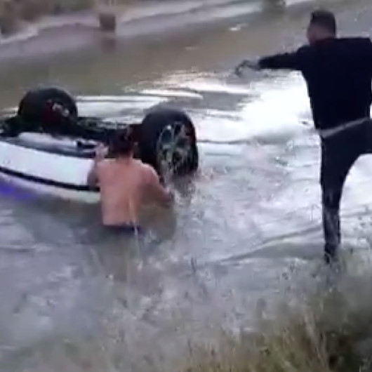 Erzincanda trafik kazası sonrası can pazarı kamerada