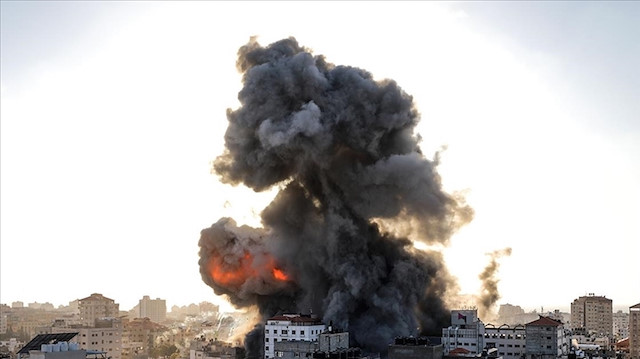 İsrail'e ait savaş uçakları, Gazze'nin orta kesimlerinde çeşitli noktalara hava saldırısı düzenledi. 